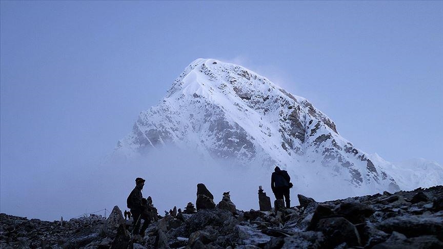 Swiss and American climbers die on Everest