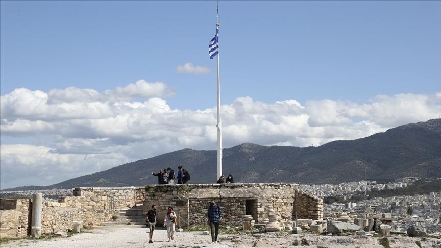 Greece gradually lifts lockdown restrictions