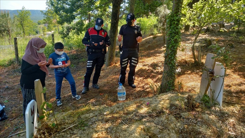Sakarya'da 10 yaşındaki çocuk, polis ağabeyleri sayesinde annesinin mezarını ziyaret etti