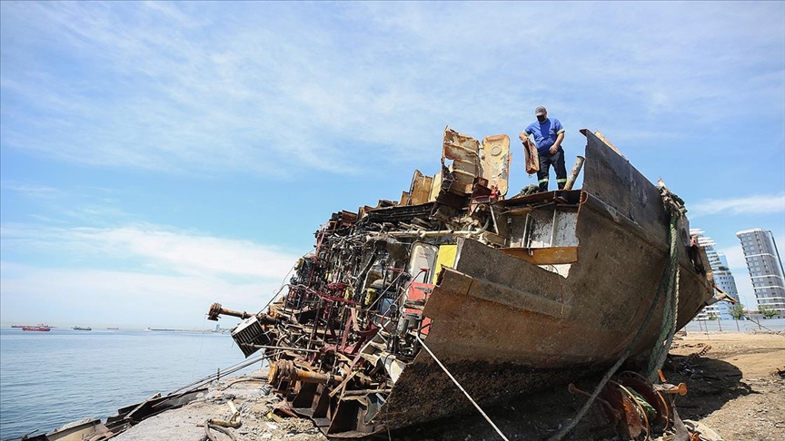 Zeytinburnu'nda söküm çalışmaları yapılan geminin denizdeki son parçası da çıkarıldı