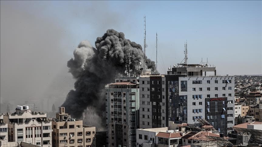 Des avions de combat israéliens bombardent une maison dans la ville de Jabalia, au nord de Gaza  