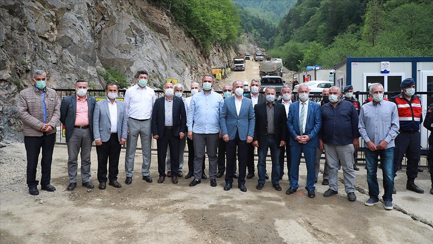 Rize'de 15 belediye başkanı İkizdere'de yapılacak taş ocağına destek verdi