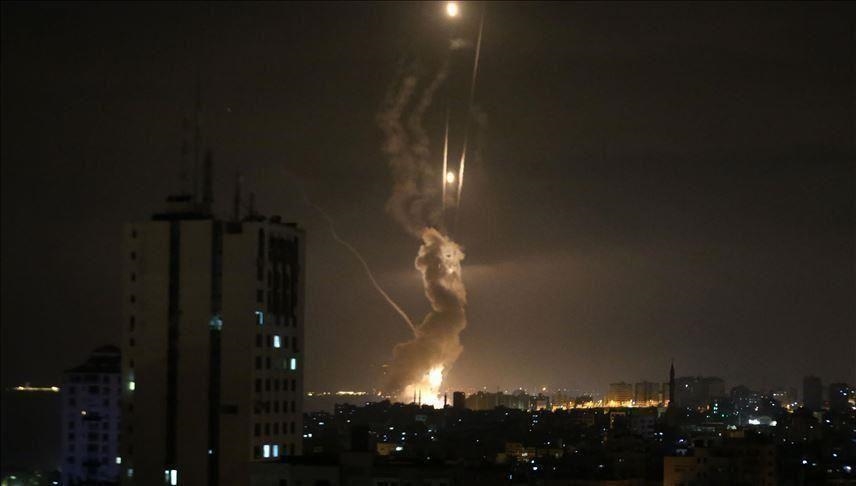 إذاعة إسرائيلية: 12 صاروخا أطلقت من غزة على بئر السبع 