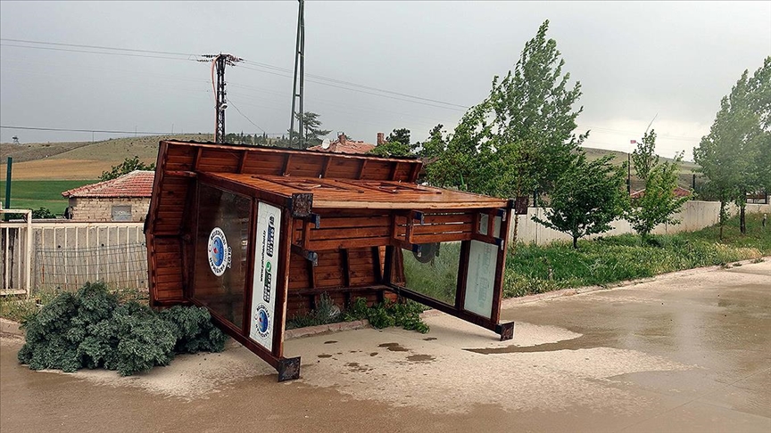 Kırıkkale'de şiddetli fırtına çatıları uçurdu, ağaçları devirdi