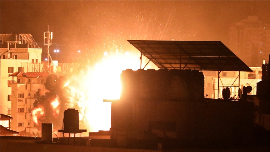 فجرا.. غارات إسرائيلية عنيفة تضرب قطاع غزة