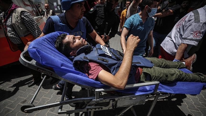 غزة.. إصابة مصور الأناضول بشظايا صاروخ إسرائيلي 