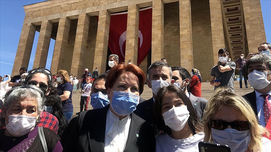 İYİ Parti Genel Başkanı Akşener Anıtkabir'i ziyaret etti