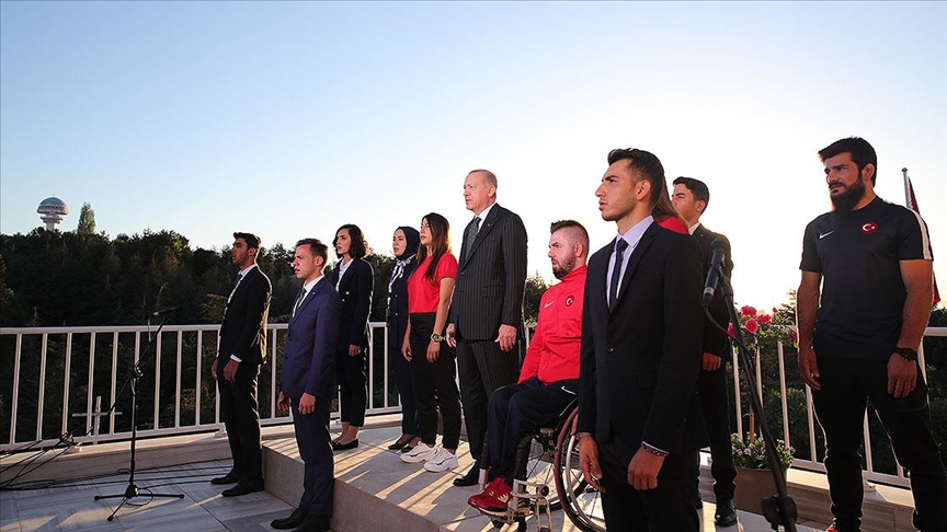 Cumhurbaşkanı Erdoğan tüm yurtta saat 19.19'da okunan İstiklal Marşı'na eşlik etti