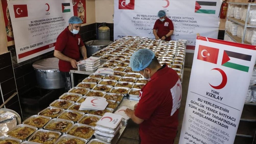 Gjysmëhëna e Kuqe Turke shpërndan ushqim për banorët e Gazës