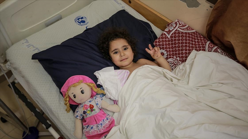 سارة.. طفلة فلسطينية "أقعدها" صاروخ إسرائيلي (تقرير)