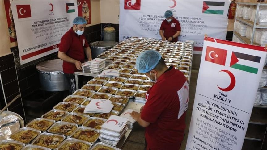 Turkish Red Crescent distributes hot meals to Gaza residents 
