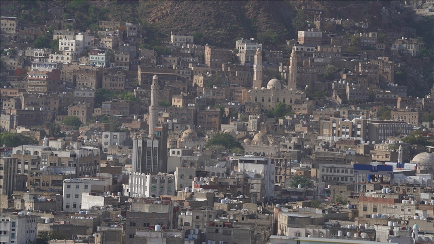 اليمن.. المئات يتظاهرون أمام مقر التحالف العربي في عدن