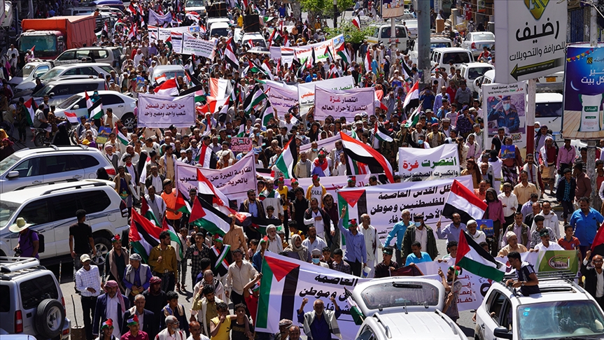 اليمن.. المئات يتظاهرون في تعز تنديدا بالاعتداءات الإسرائيلية