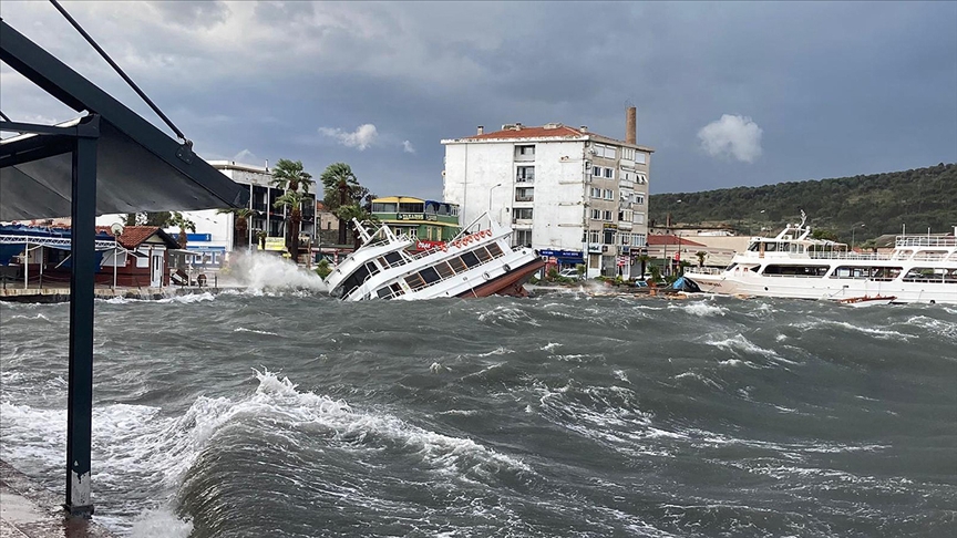 Ayvalik Ta Dun Etkili Olan Firtina Nedeniyle 80 Teknenin Battigi Belirlendi