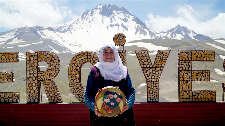 Kayseri'de 75 yaşındaki Necibe Avşar'ın Erciyes özlemini Büyükşehir Belediyesi dindirdi