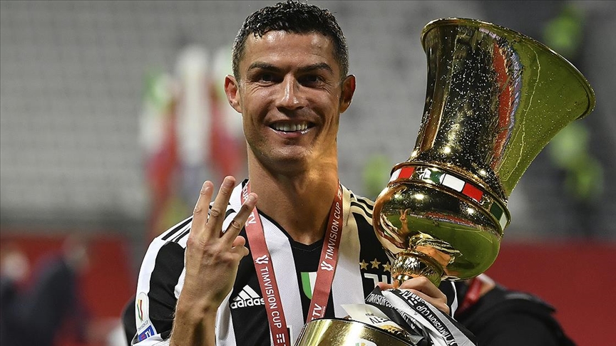 Portekizli yıldız futbolcu Cristiano Ronaldo, sosyal medyada zirveyi bırakmıyor