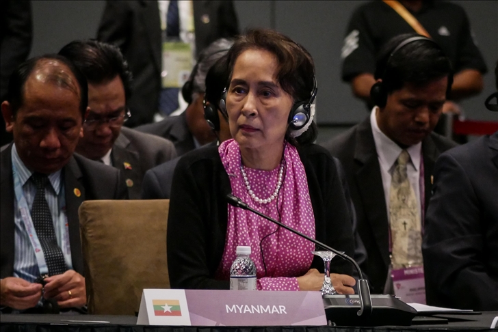 Aung San Suu Kyi hadir untuk pertama kali dalam sidang