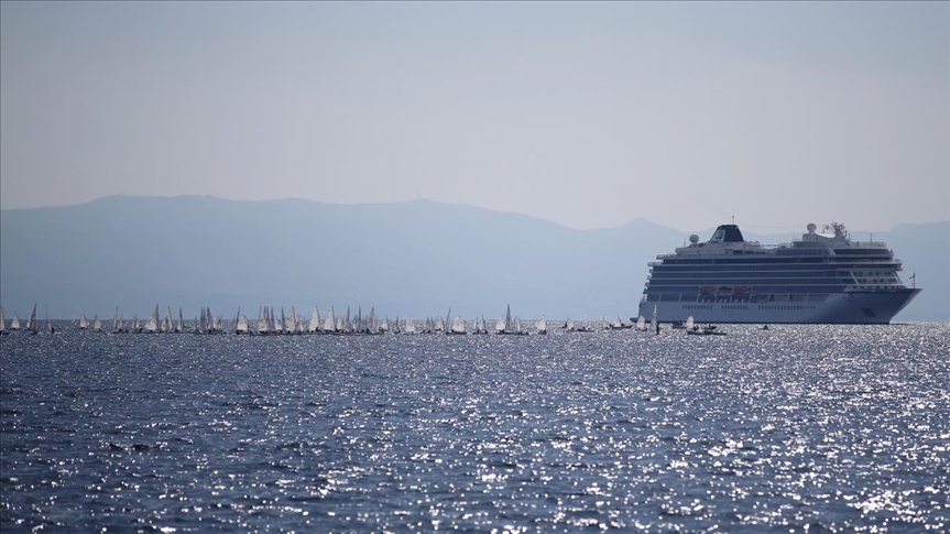 Crucero se detiene en España para dejar a miembros de la tripulación infectados con COVID-19