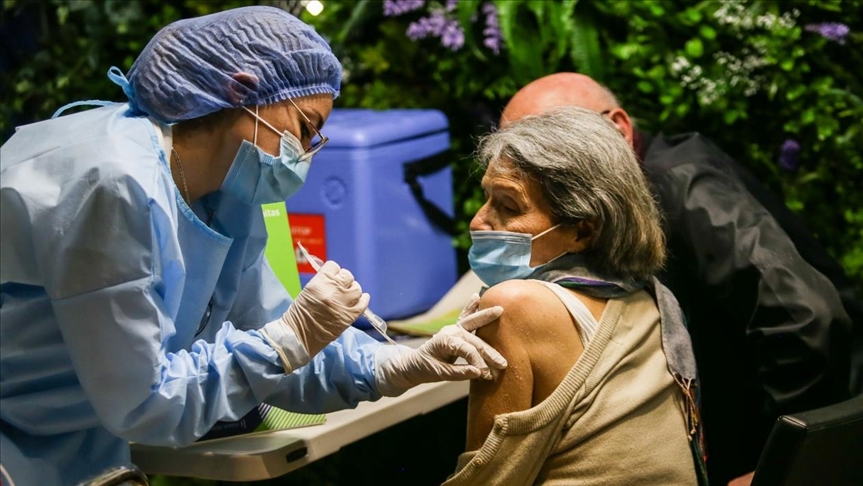 Disminuye en 50 por ciento la mortalidad de mayores de 70 años por COVID-19 en Bogotá gracias a vacunación