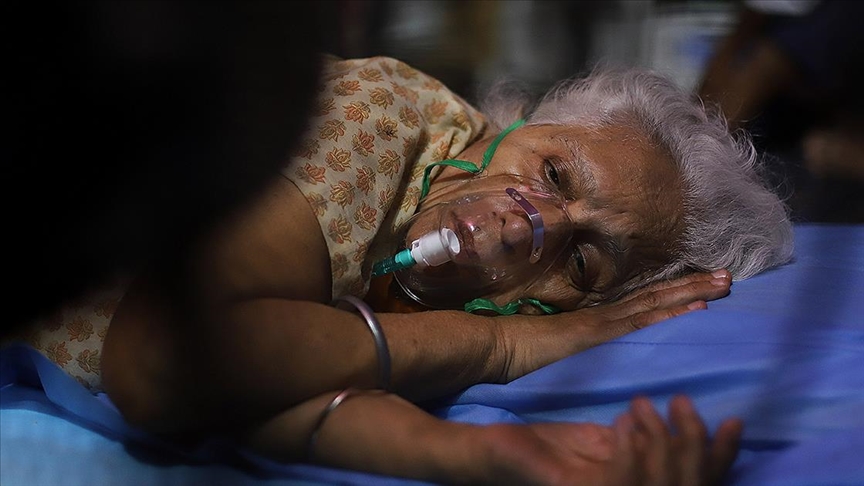 Hindistan'da Kovid-19'dan ölenlerin sayısı 300 bini aşarken günlük vakalar son haftaların en düşük seviyesinde