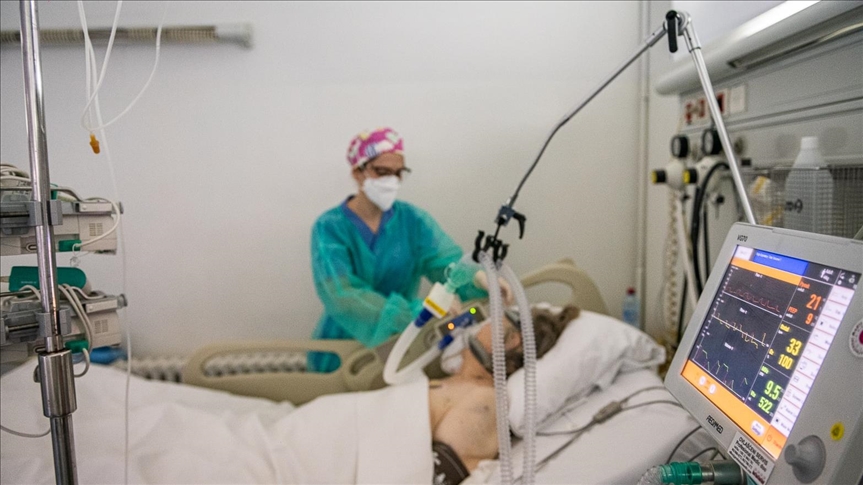 La OMS estima que al menos 115.000 trabajadores de la salud han muerto en la pandemia de la COVID-19