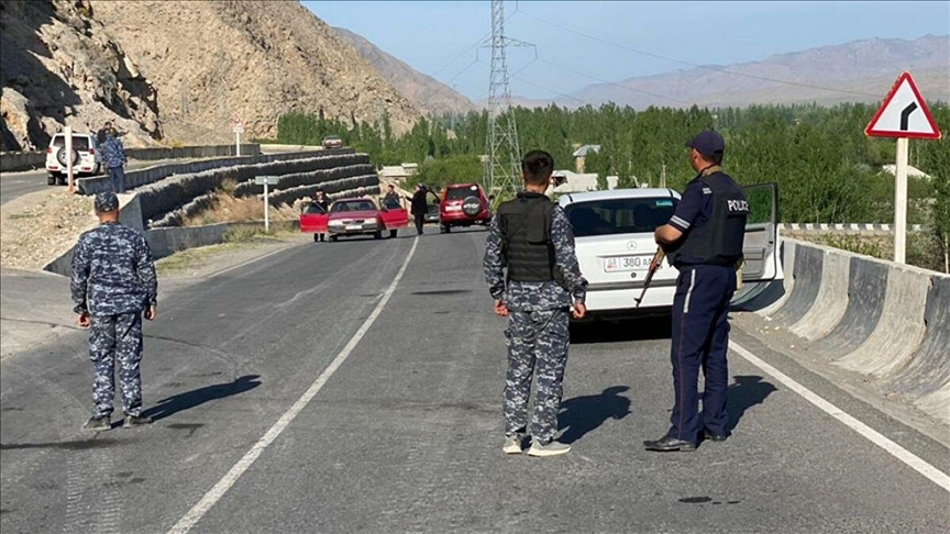 Кыргызстан полностью прекратил движение через границу с Таджикистаном