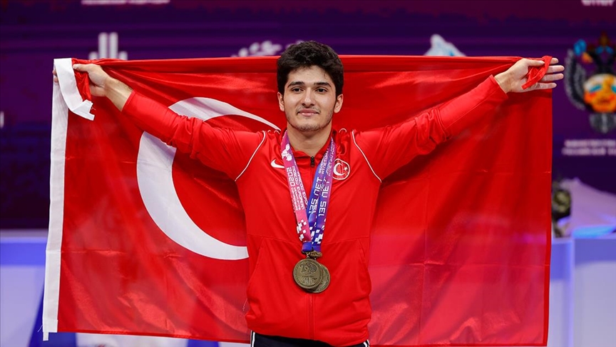 Milli halterci Muhammed Furkan Özbek'ten gençler dünya şampiyonluğu ve olimpiyat kotası