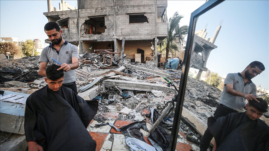 Palestinian opens roofless barbershop on Gaza rubbles