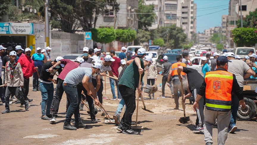أهالى غزة يواصلون حملة "حنعمرها" لإزالة آثار العدوان