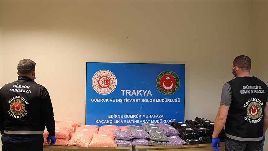 Kapıkule Sınır Kapısı'nda bir tırın yakıt tankında 526 bin uyuşturucu hap ele geçirildi