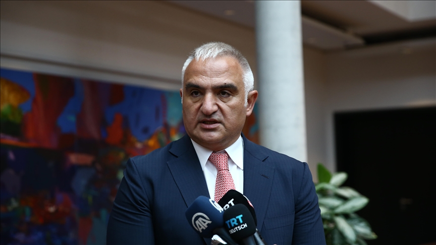 Bakan Ersoy "yurt dışından Türkiye'ye seyahatlerde PCR testi konusu"nu pazartesi netleştireceklerini söyledi