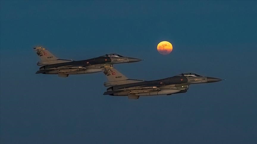 "Super Hëna" krijoi një imazh të bukur me avionët luftarakë turq