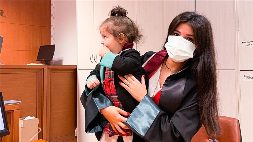 'Minik avukat' giydiği cübbesiyle duruşmada avukat annesine eşlik etti