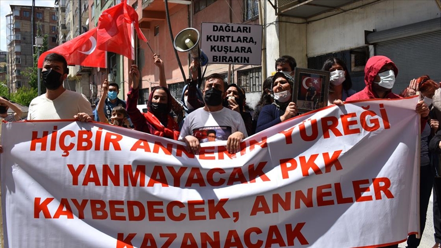 Hakkari'de terör mağduru aileler HDP İl Başkanlığı önünde eylem yaptı