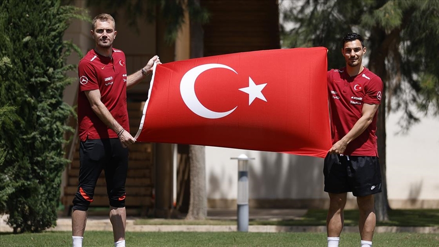 Milli futbolcular Mert Günok ve Kaan Ayhan EURO 2020'de başarıdan emin
