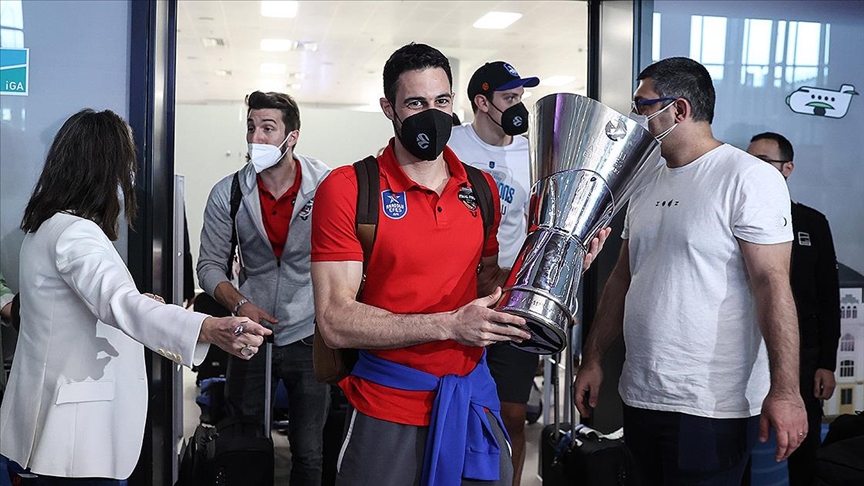 THY Avrupa Ligi şampiyonu Anadolu Efes İstanbul'a geldi