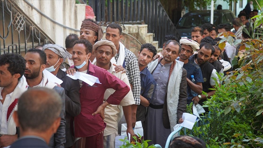 اليمن.. المئات يتظاهرون في تعز تنديدا بتدهور الخدمات وتفشي الفساد