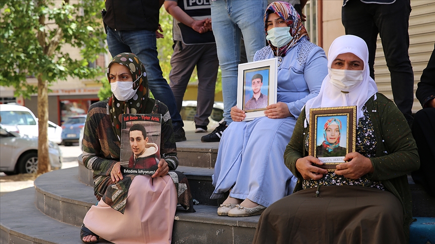 Diyarbakır anneleri evlatlarını terörün pençesinden kurtarmakta kararlı