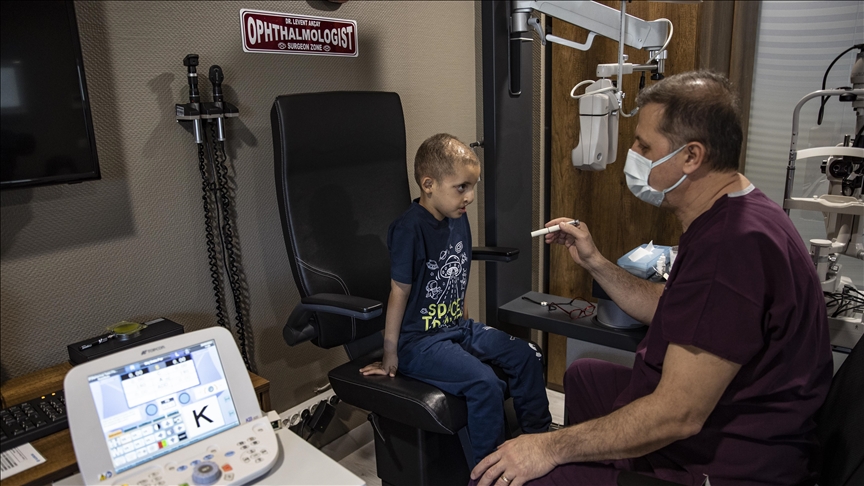 Turkish surgeon opens little boy's fused eyelids