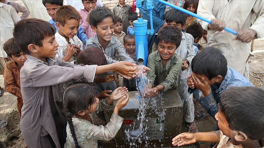 Pakistan'daki Türk mezunlarının oluşturduğu STK, ülkedeki ihtiyaç sahiplerini temiz içme suyuna kavuşturdu