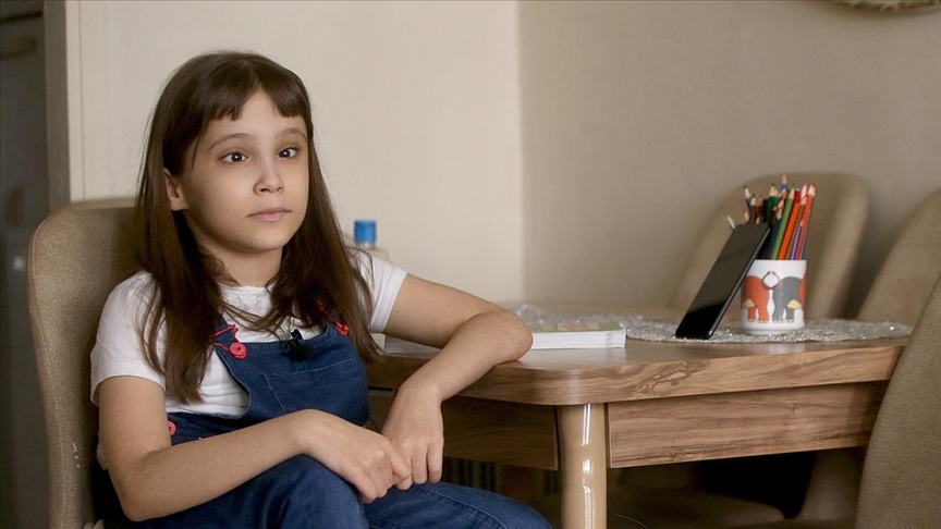 'Spina bifida' hastası Zeynep hayallerine 'adım atabilmek' için ameliyat olmak istiyor