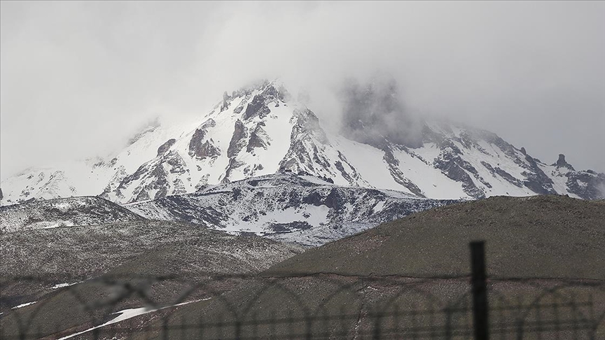 erciyes in yuksek kesimlerine kar yagdi