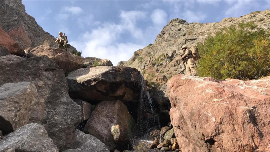 Bitlis'te PKK'lı teröristlere yönelik operasyonda 1 güvenlik korucusu şehit oldu, 5 asker yaralandı