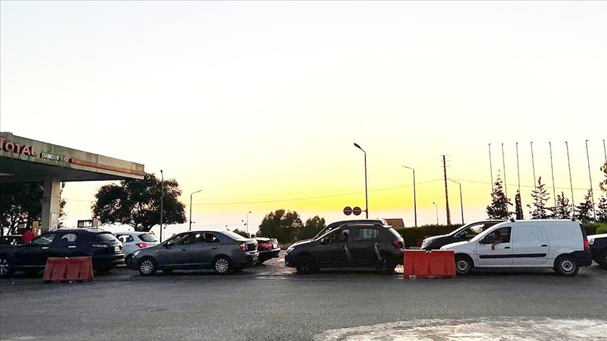 Ekonomik krizdeki Lübnan'da sürücüler 10 litrelik benzin için uzun kuyruk çilesine katlanıyor