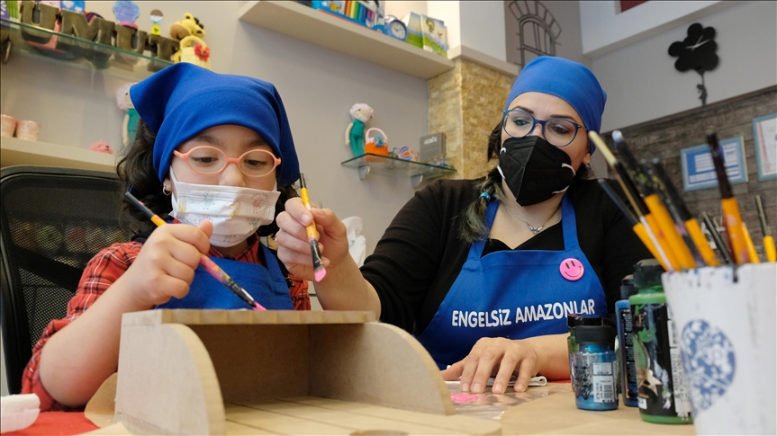 Atölyesinde kendisi gibi yürüme engelli çocukların dünyasını sanatla renklendiriyor