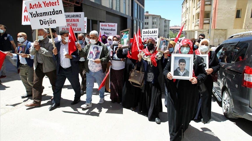 Vanlı aileler çocuklarına kavuşmak için HDP İl Başkanlığı önünde eylem yaptı