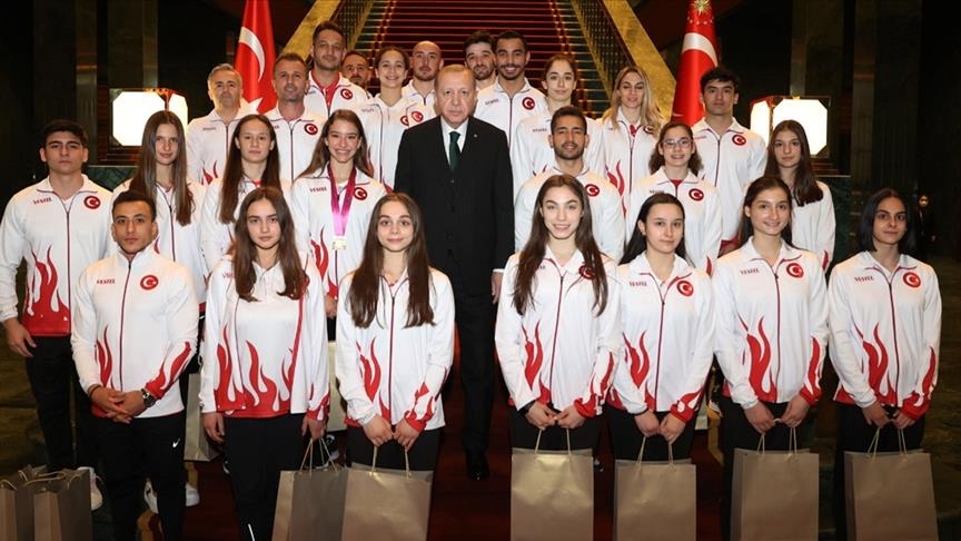 Erdogan der barê werzişvanên cîmnastîkê yên madalya hildan da peyamek weşand