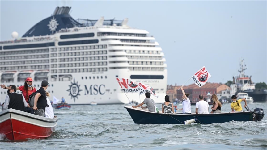 Kruvaziyer gemilerinin Venedik'e geri dönüşü protestolarla karşılandı