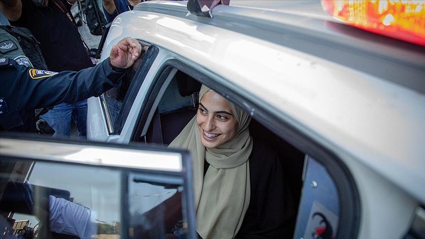 Policía israelí detuvo a una prominente activista palestina del barrio Sheikh Jarrah en Jerusalén