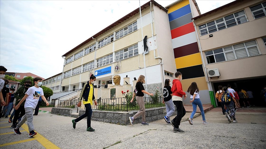 Ortaokul ve lise öğrencileri yüz yüze eğitime başladı